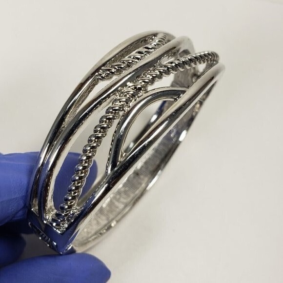 Chunky Silver-Tone Oval Bangle Bracelet – Textured Rope & Polished Metal Cuff - Picture 4 of 8